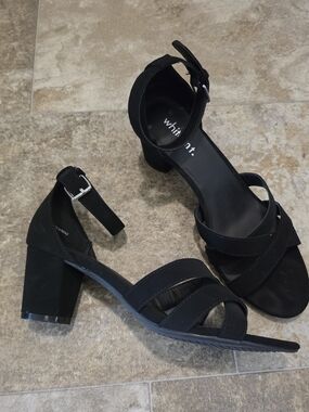 White Mountain "Ethan" Block Heel Ankle Strap Sandals - Size 9M